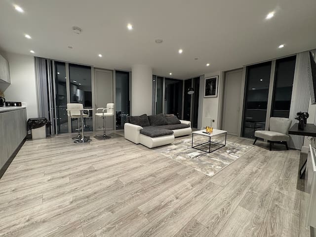 Luxury 2Bed Penthouse with Views Manchester Centre gallery image 2