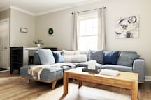 Spring Street Suites D | QUEEN 3BD/1BA Stylish Apt