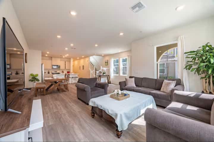New House In Ontario 3b 2.5b+den - Ontario, CA