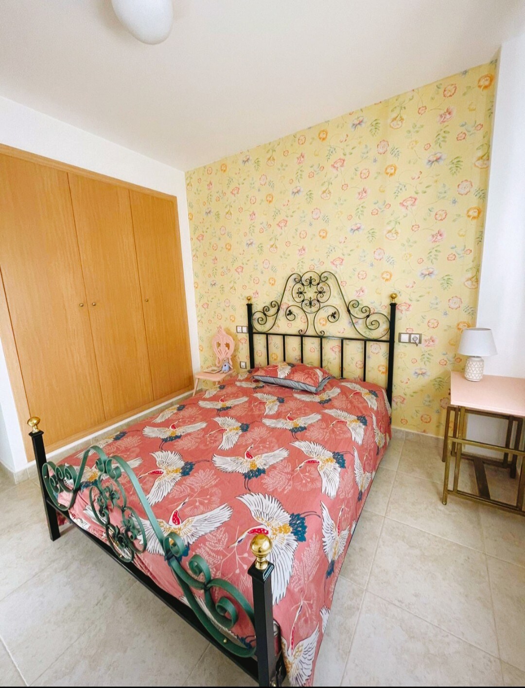 מיטה זוגית וארון בגדים מובנה 