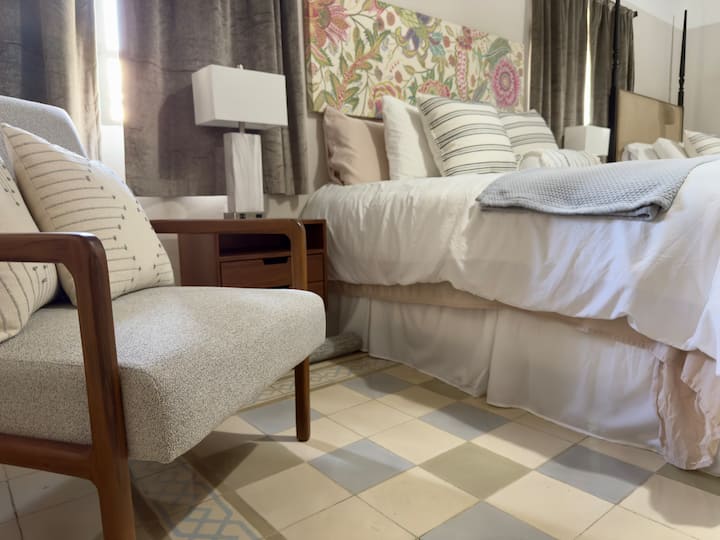 Aunque es una calle tranquila, este dormitorio está junto a la calle y los sonidos de la ciudad, como vehículos, peatones o negocios cercanos pueden estar presentes. 

Para ayudar a garantizar un sueño más reparador, proporcionamos una máquina de sonido y tapones para los oídos (por si acaso). 