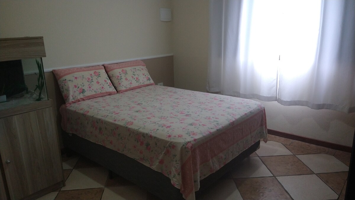 Dormitorio con cama de matrimonio para tu deleite. Ventilador de techo y mesa. Armario para guardar tu ropa.