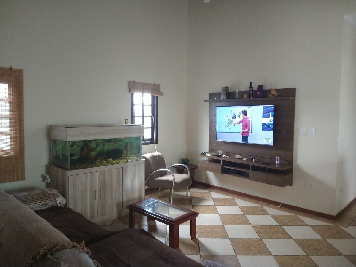 Sala de estar completa con TV de 55 pulgadas, sofá grande y un acuario para ver los peces. Tenemos canales abiertos, Netflix y Prime Video para ofrecer.