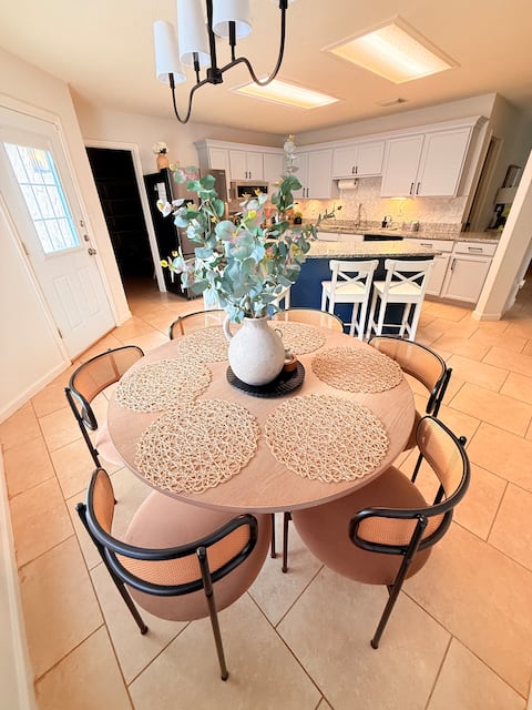 spacious house / 6 beds / 4 roomLarge yard.