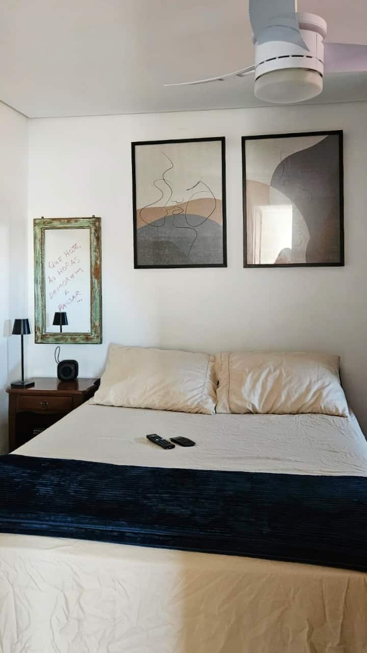 Pohodlná manželská posteľ a televízor.