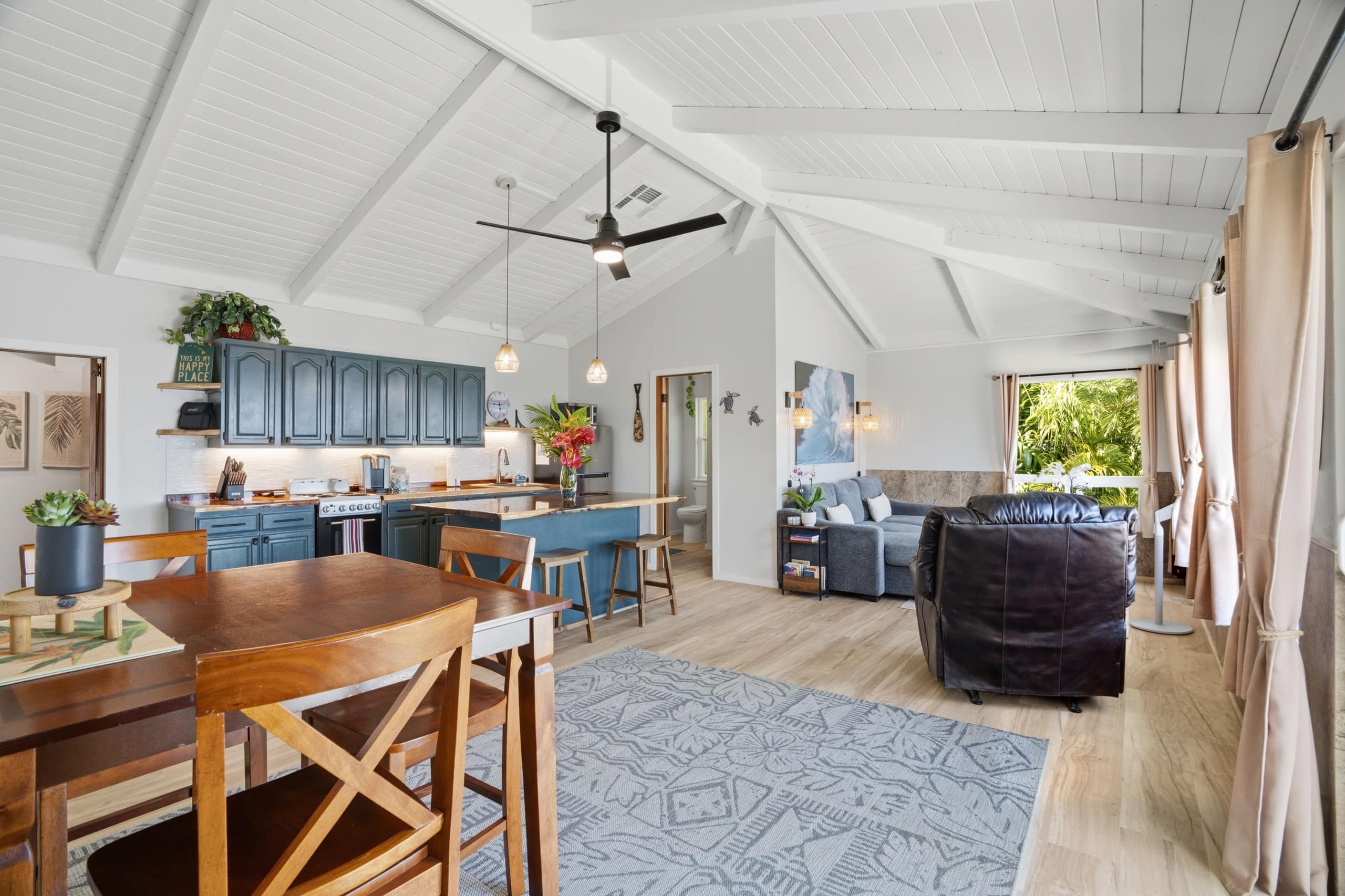 Couple's Kauai Cliffside Retreat with A/C - Image 17