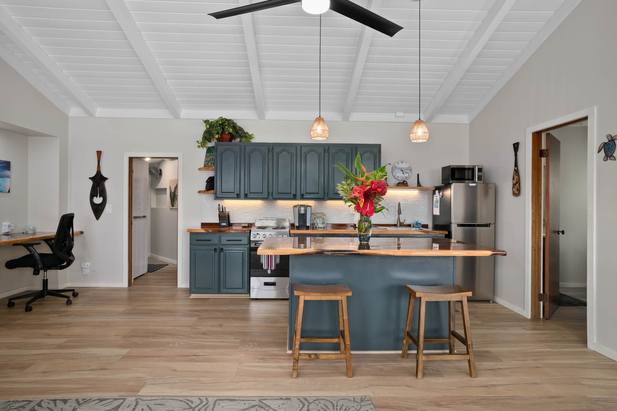 Couple's Kauai Cliffside Retreat with A/C - Image 12