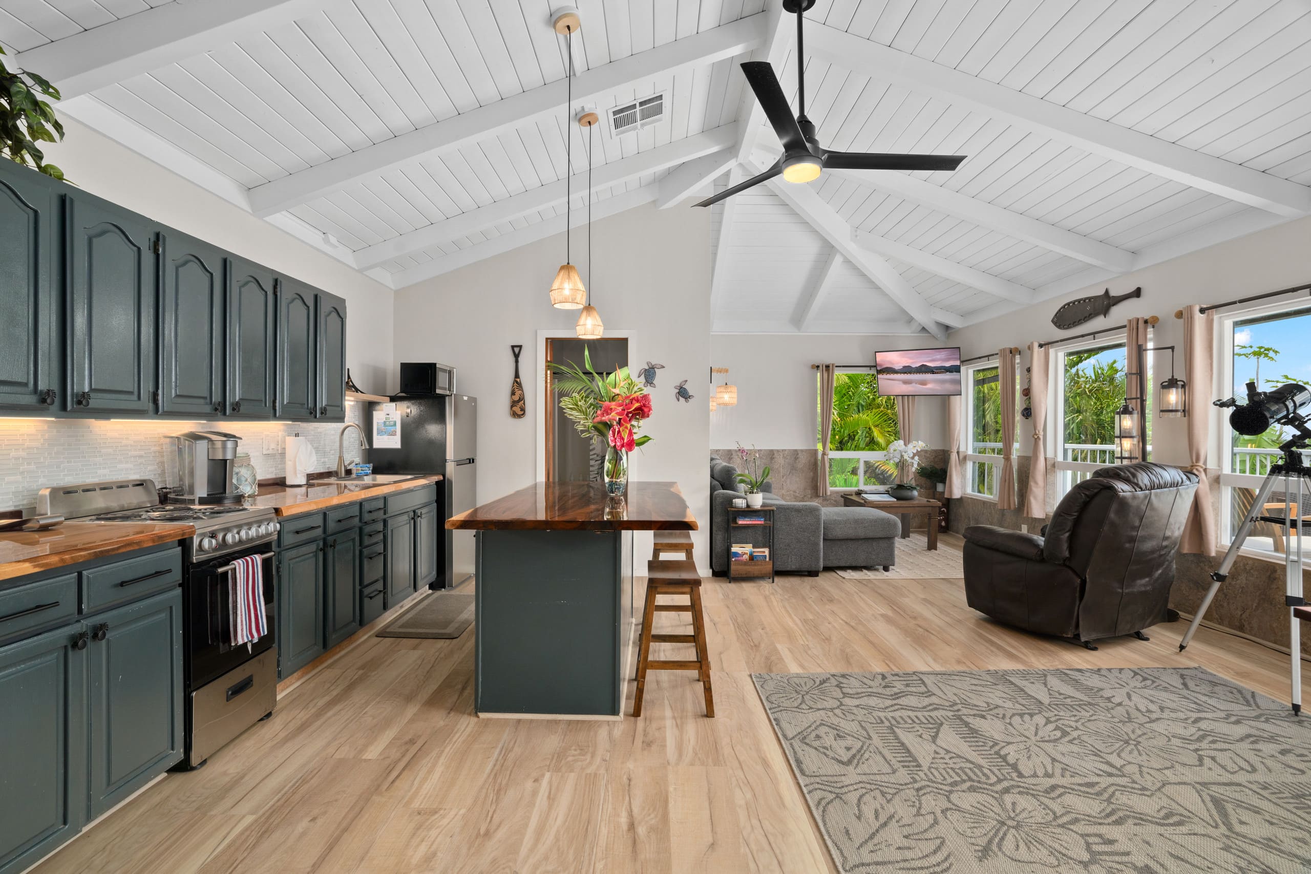 Couple's Kauai Cliffside Retreat with A/C - Image 13
