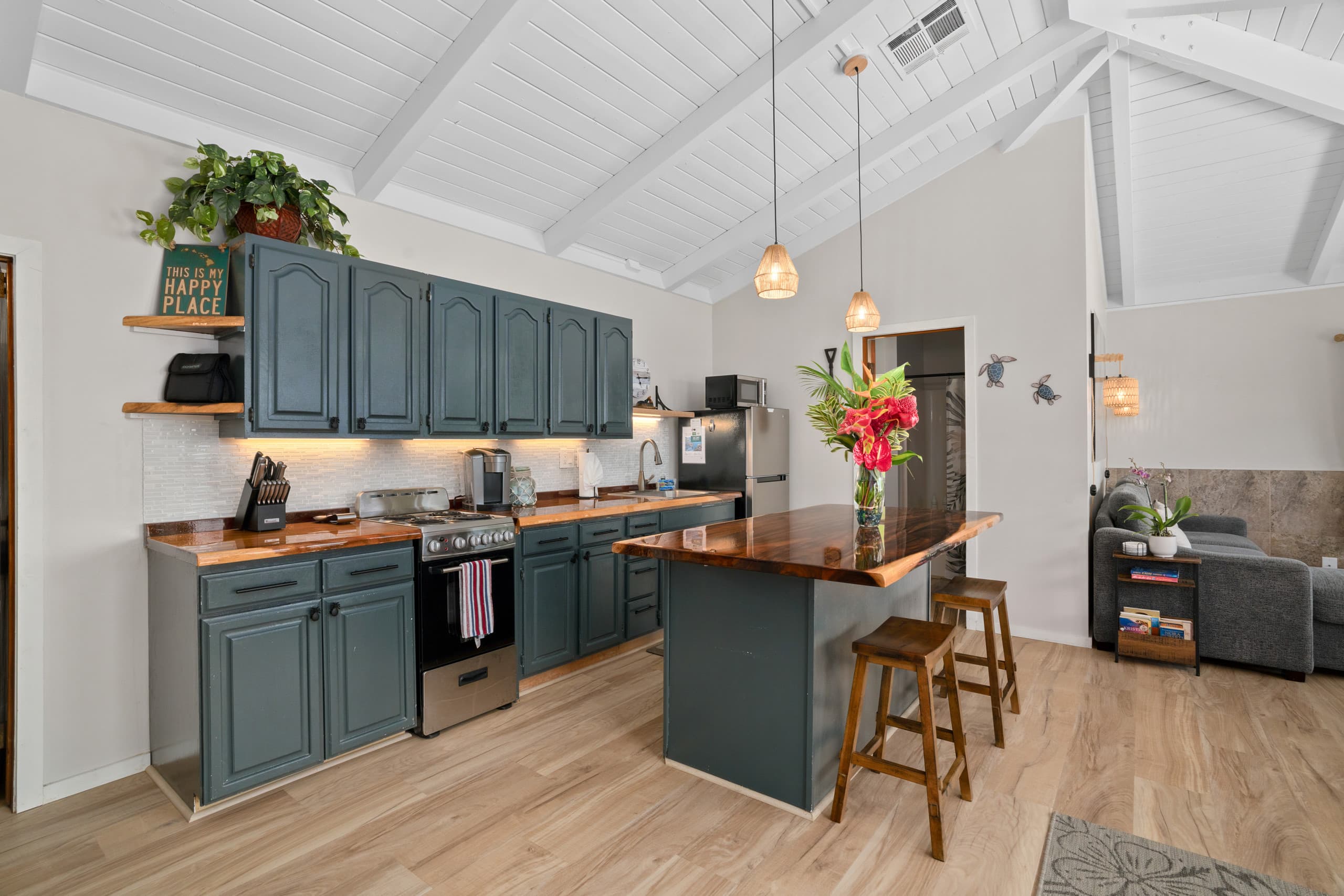 Couple's Kauai Cliffside Retreat with A/C - Image 11