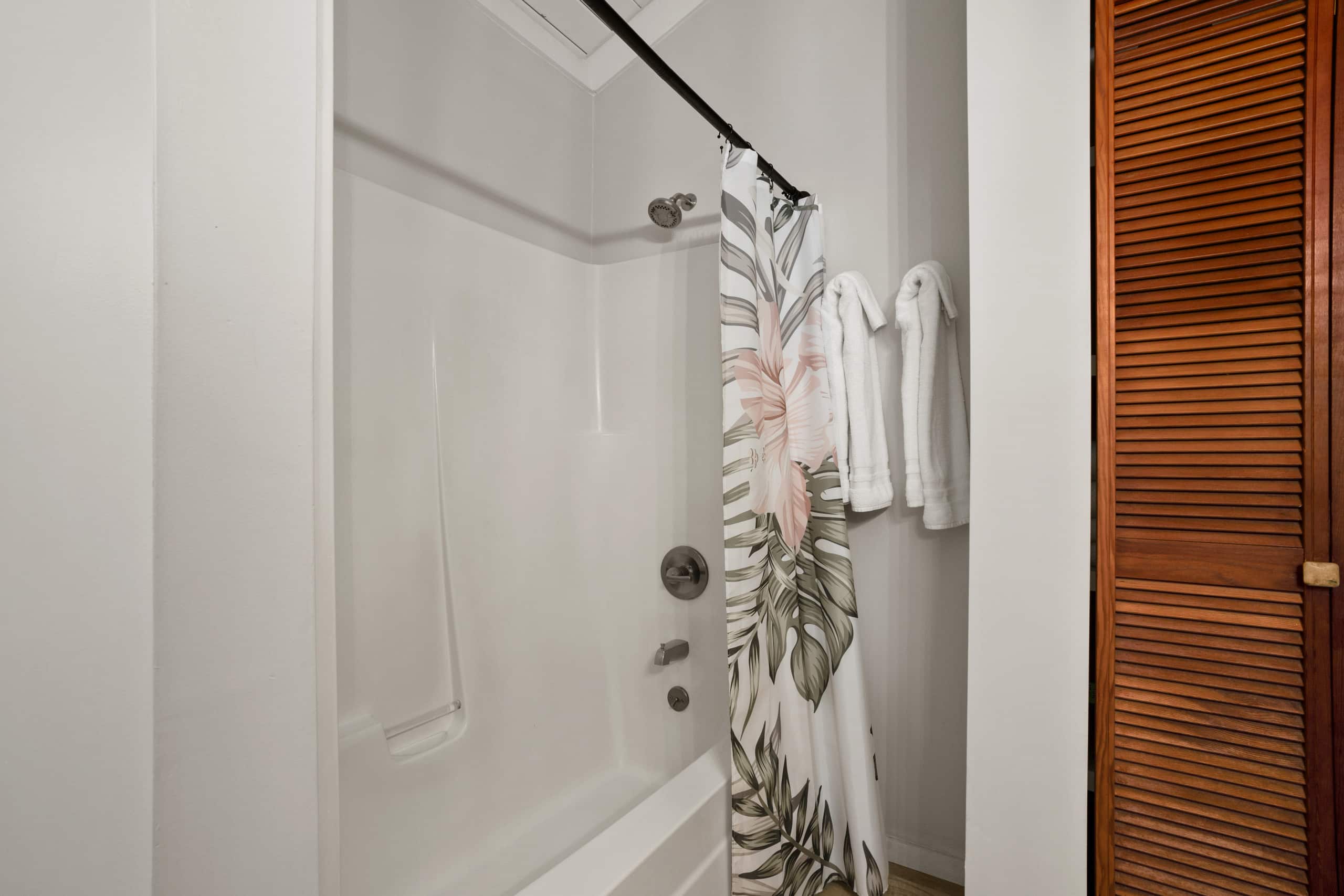 Couple's Kauai Cliffside Retreat with A/C - Image 21