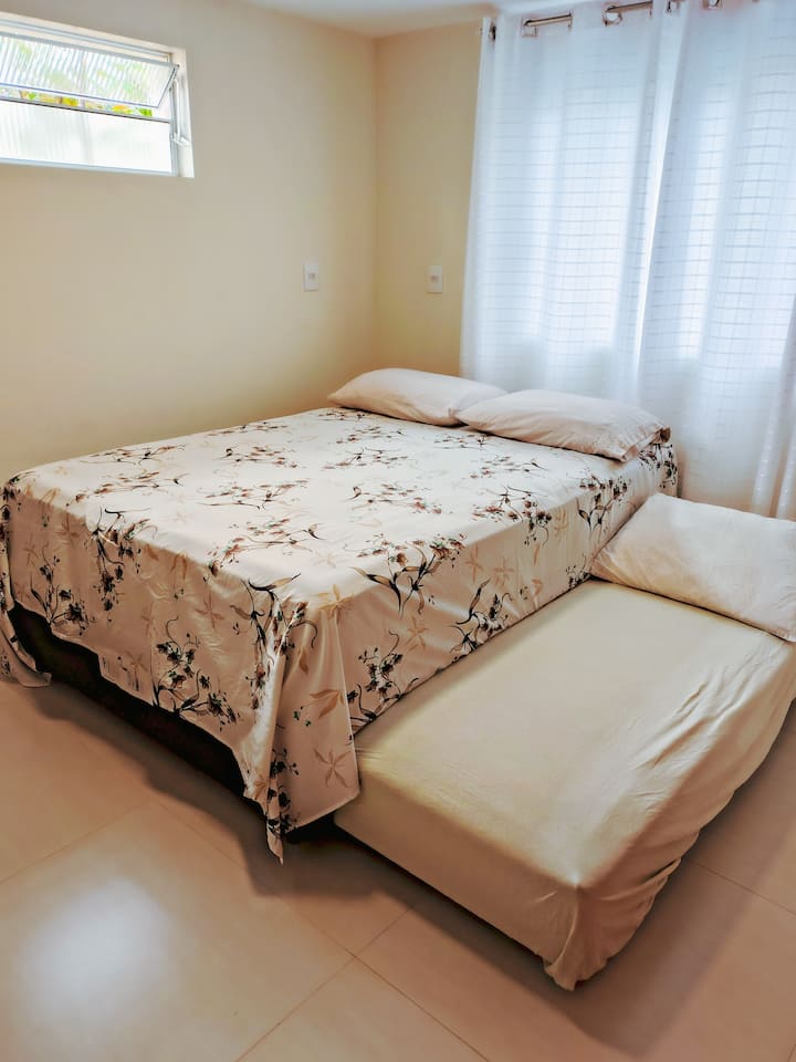 Cama doble con cama individual auxiliar 