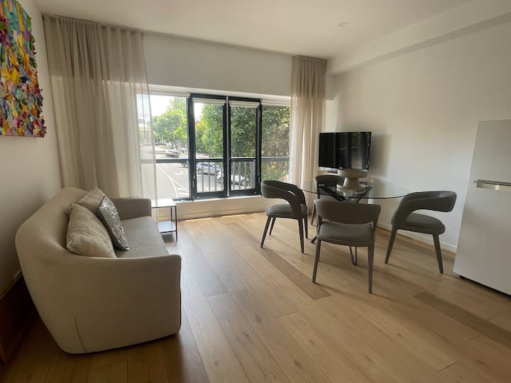 Spacious & Bright 2bdr Next To Qvm / Cbd, Parking - Melbourne