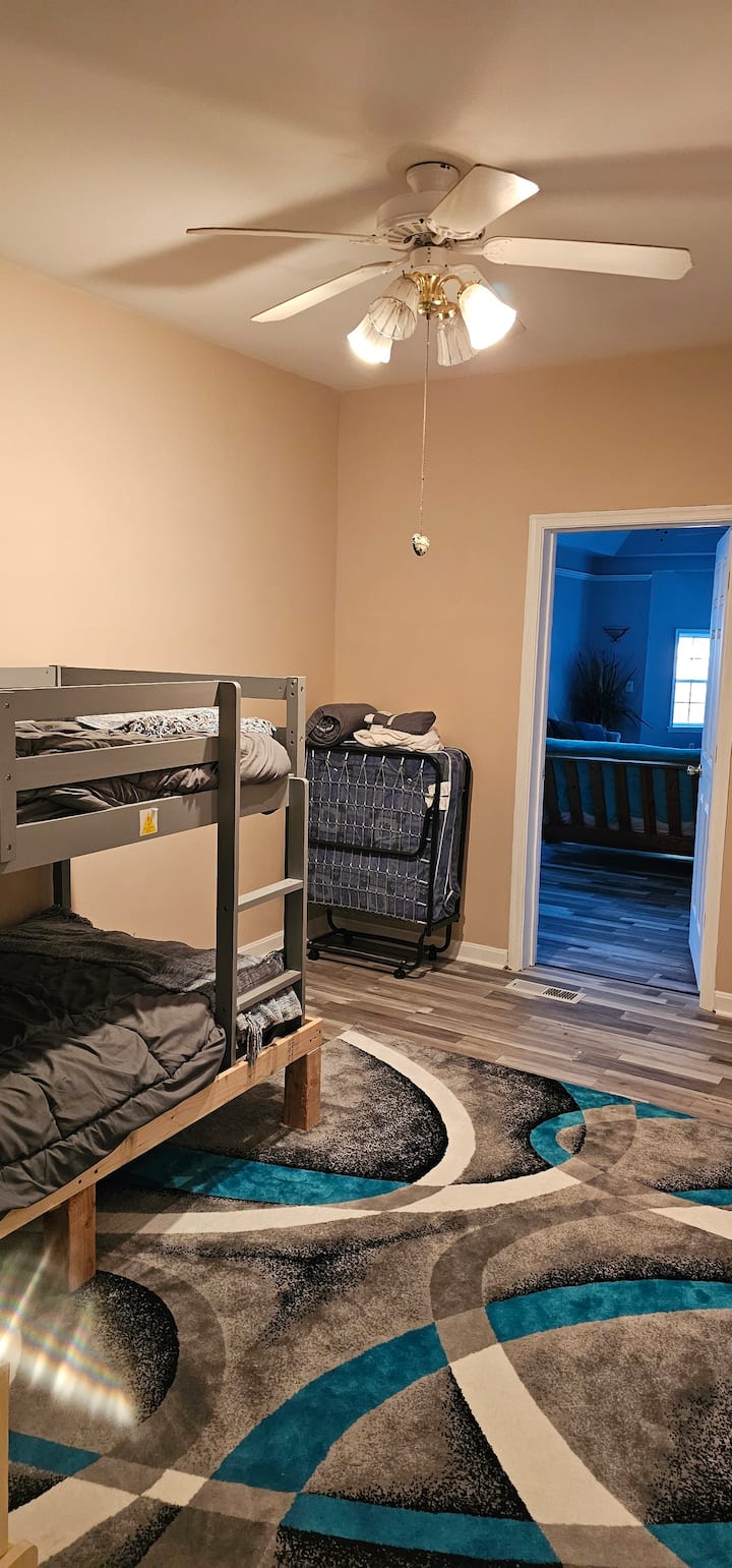 Креветите на два ката имаат ограничување на тежината од 45 килограми. Без возрасни.