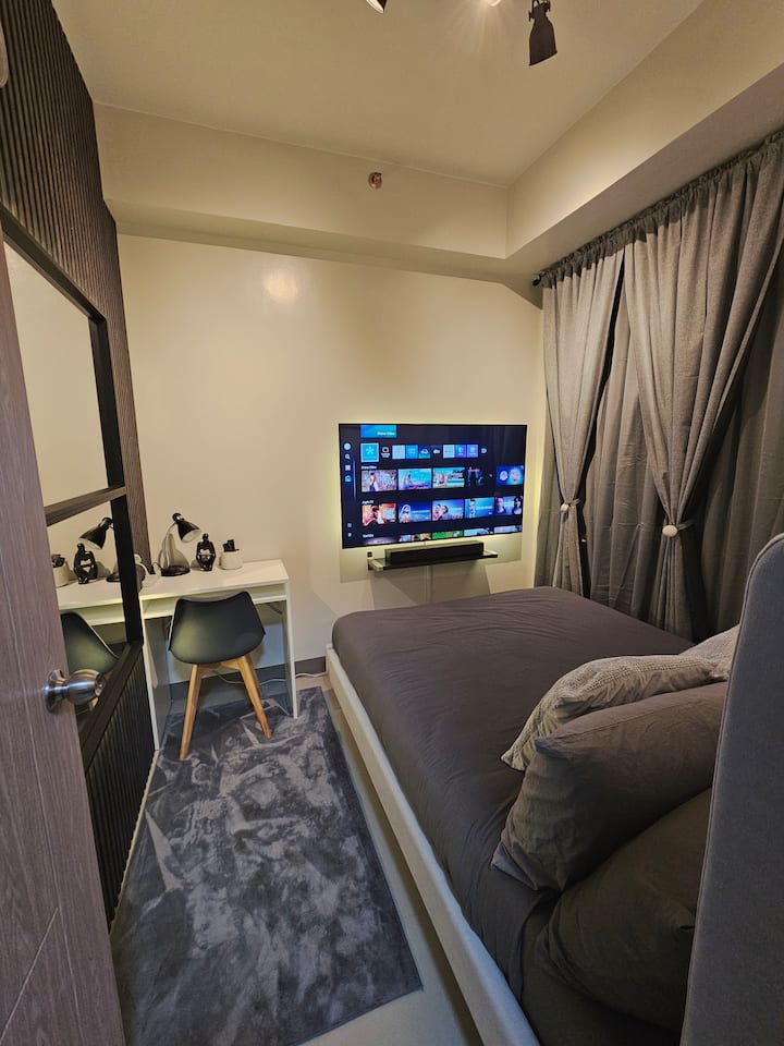 Cama tamaño queen
con edredón
cortinas oscuras
Televisión de 55 pulgadas con Netflix y Prime