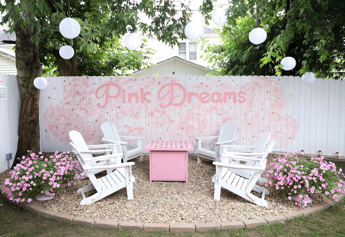 Pink Dreams Cottage: Hot Tub, Fire Pit, BBQ & More - Houses for