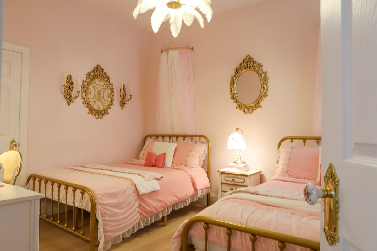 Pink Dreams Cottage: Hot Tub, Fire Pit, BBQ & More - Houses for