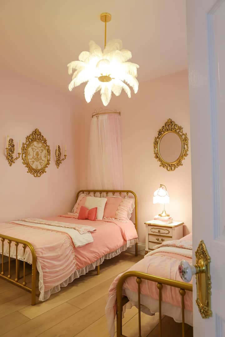 Pink Dreams Cottage: Hot Tub, Fire Pit, BBQ & More - Houses for
