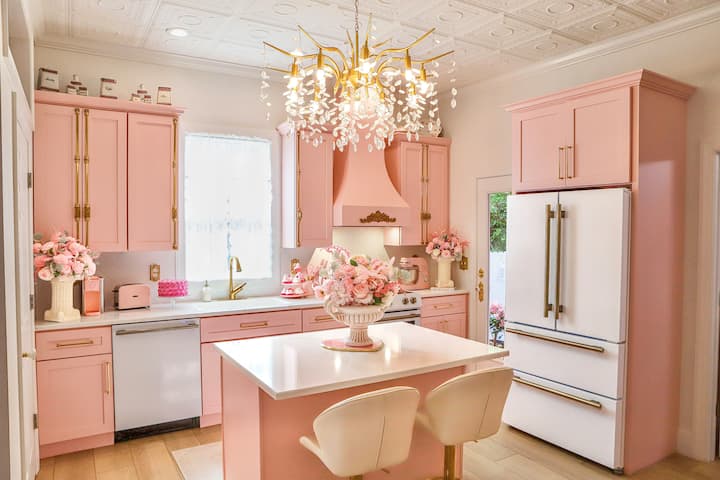 Pink Dreams Cottage: Hot Tub, Fire Pit, BBQ & More - Houses for
