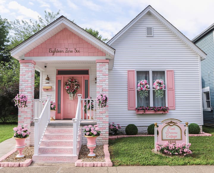 Pink Dreams Cottage: Hot Tub, Fire Pit, BBQ & More