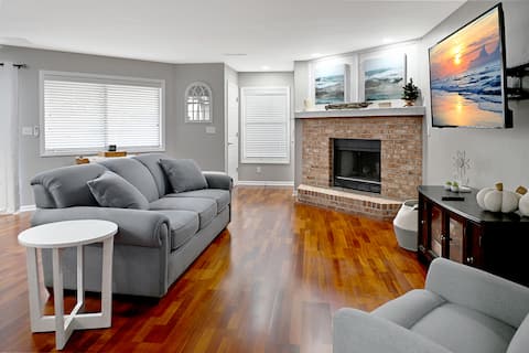 Popular Airbnb listing: Quiet condo with king suite 4 miles from the beach in Myrtle Beach / Conway