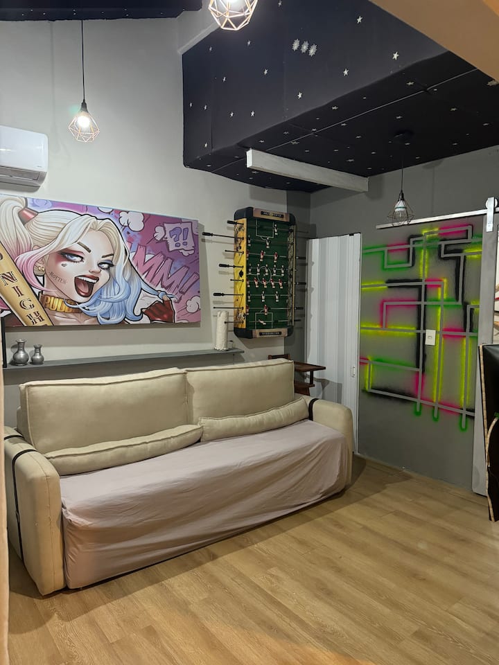 Целата тематска соба, идеална за деца и за оние кои сакаат неон и светилки 