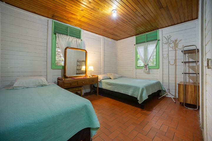 1 cama matrimonial
1 cama sencilla
Tocador
Closet