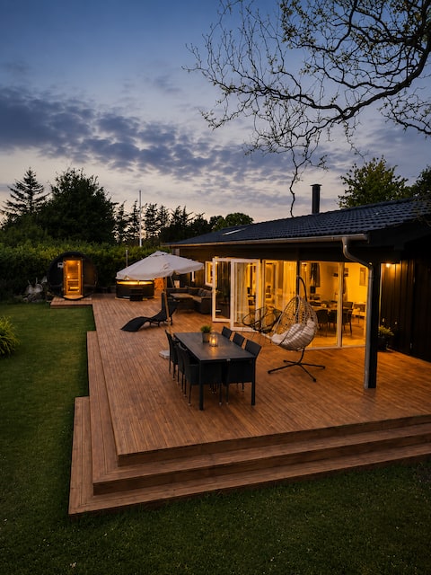 Newly renovated cottage with outdoor hot tub and sauna