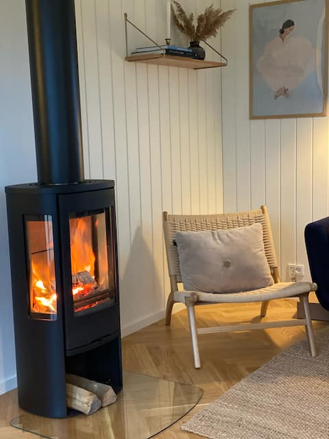 Newly renovated cottage with outdoor hot tub and sauna