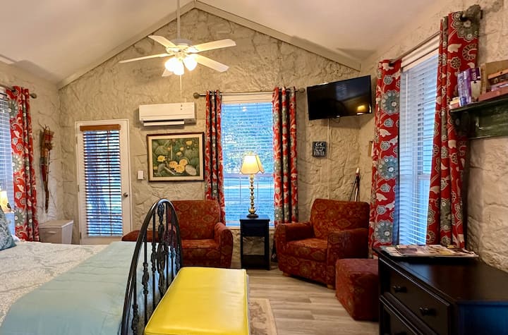 Hilltop Cottage, Historic Silver Spur Dance Hall - Bandera, TX