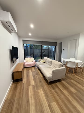 Modern T/house Near City & Beach