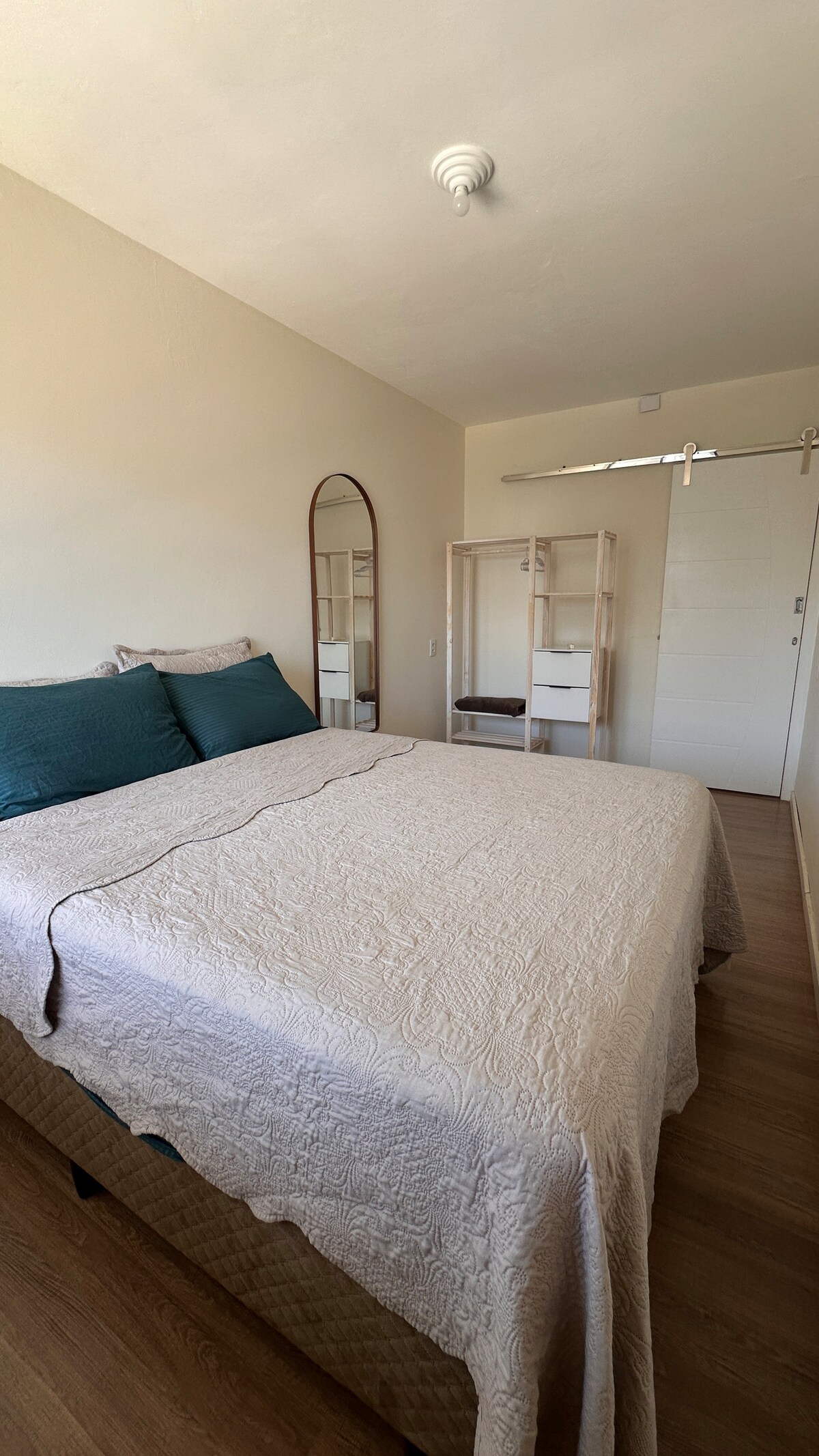 Соба со брачен кревет (широк 150-179 см), клима уред, плакар со закачалки и огледало.