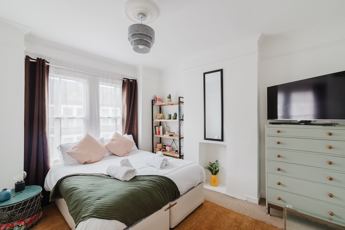 Boeken, spelletjes, tv, wifi, ladekast en voetenbank onder het bed in de grote slaapkamer. Het bed kan worden opgesplitst in 2 x eenpersoonsbedden. Breng me bij het boeken op de hoogte van de bedarrangementen. 