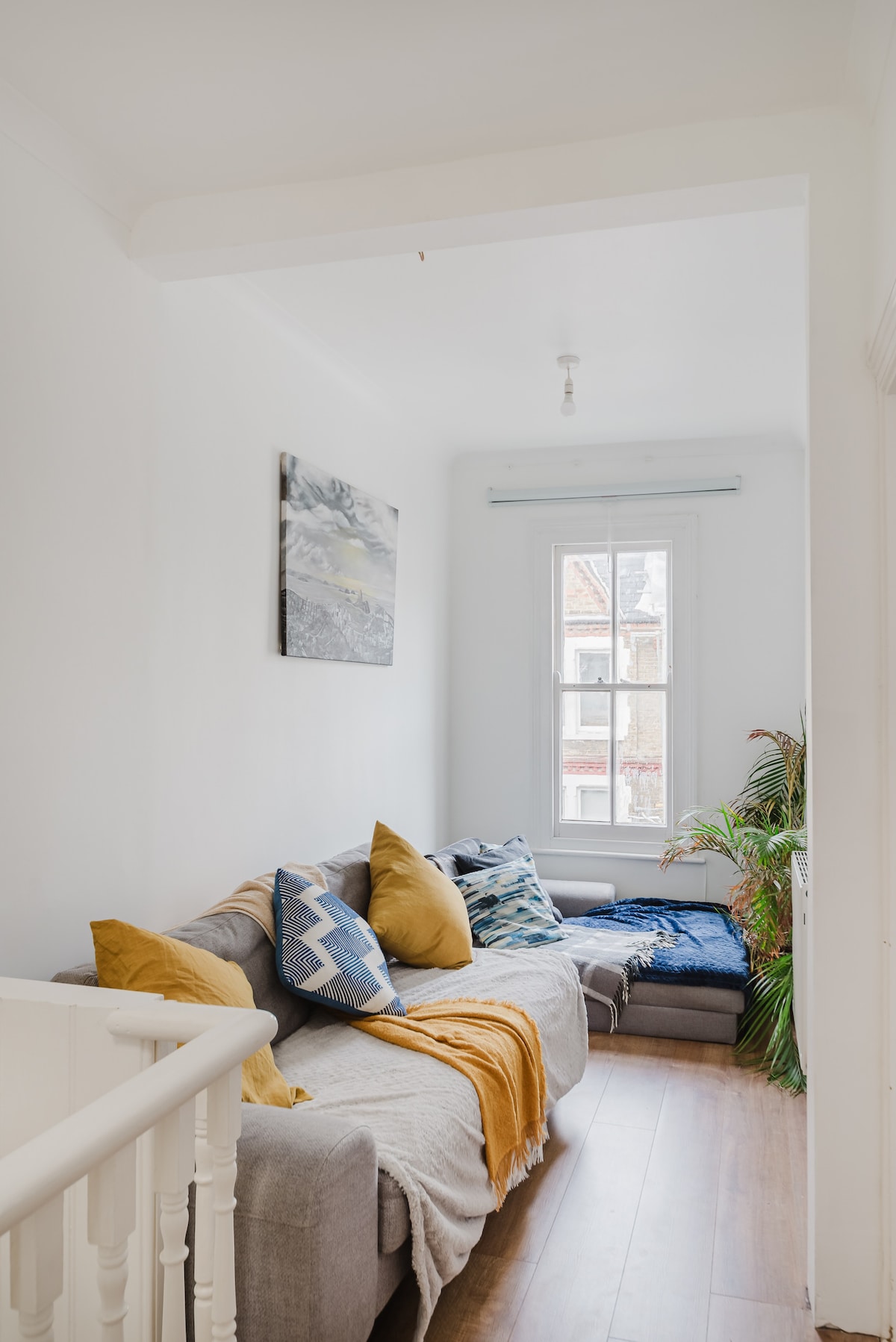 Woonkamerruimte om te ontspannen en te genieten van het kijken naar al je favoriete tv-programma's en films op de projector. Genoeg boeken op de boekenplank om jezelf mee te helpen als je je boek thuis hebt gelaten:) 