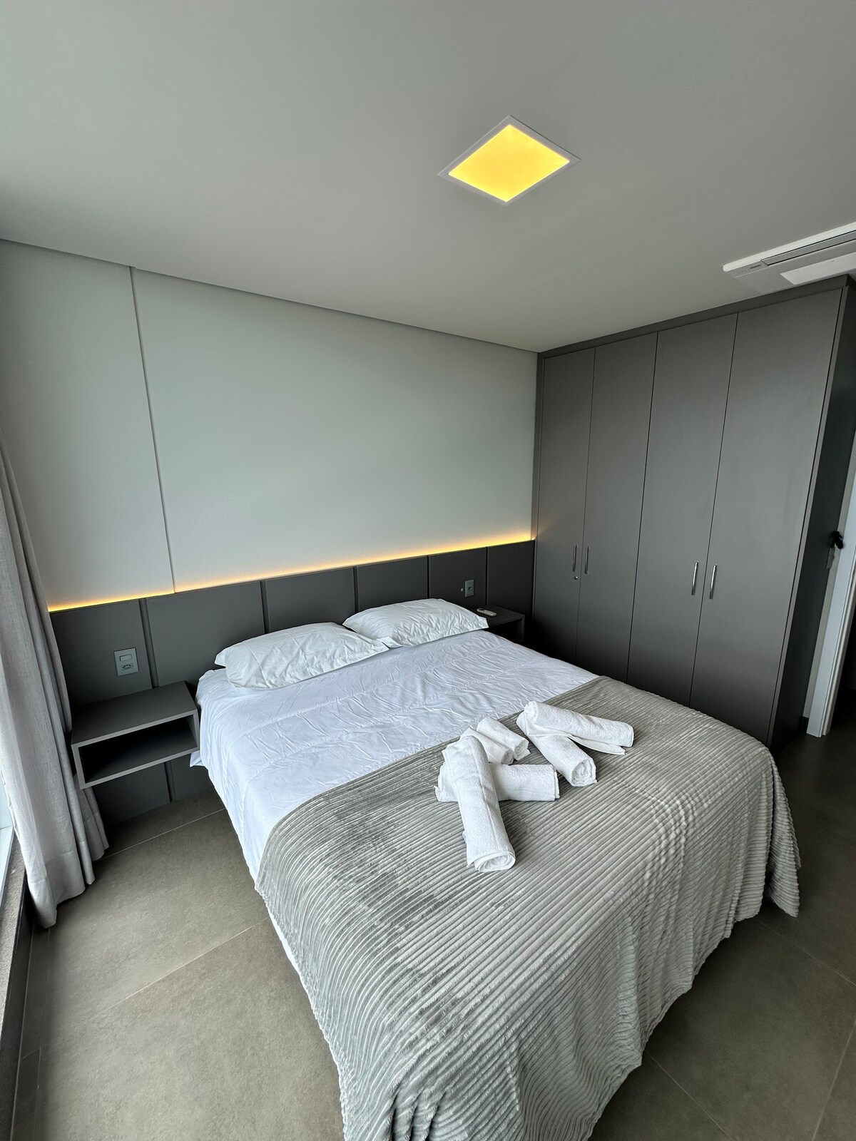 Grote, luchtige, gemeubileerde kamer met queensize bed met veermatras, afgesloten kledingkast, verduisteringsgordijn en  airconditioning.