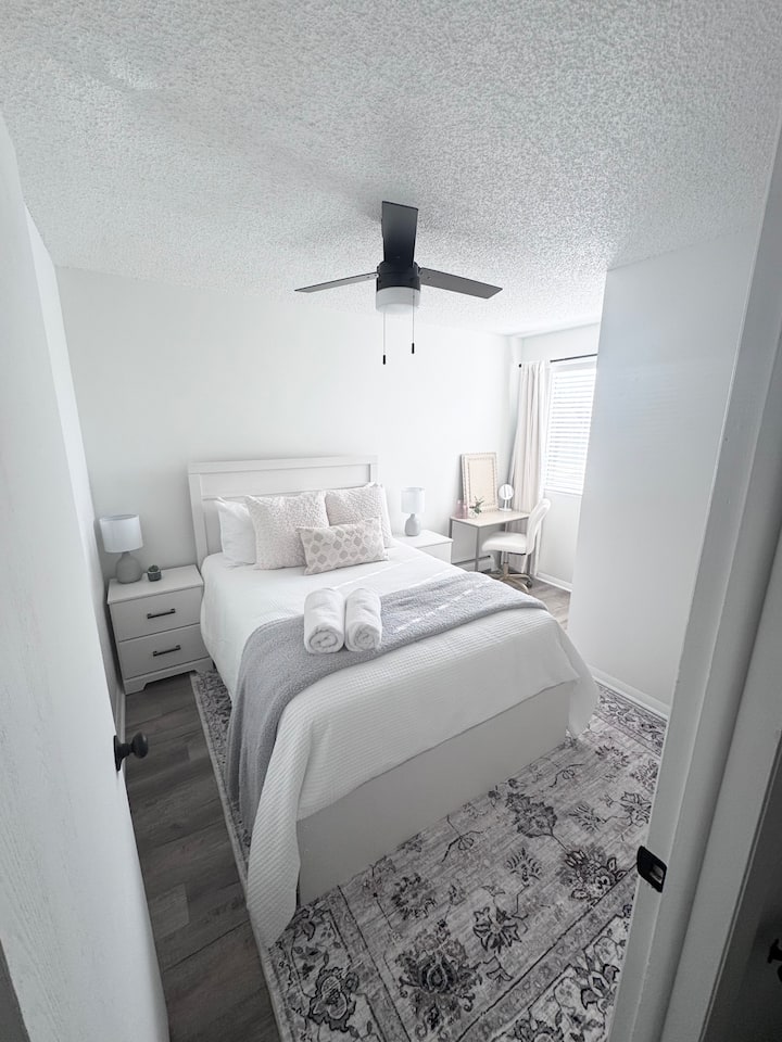 Entrambe le camere da letto sono dotate di tende oscuranti per aiutare a dormire durante il giorno, se necessario.  