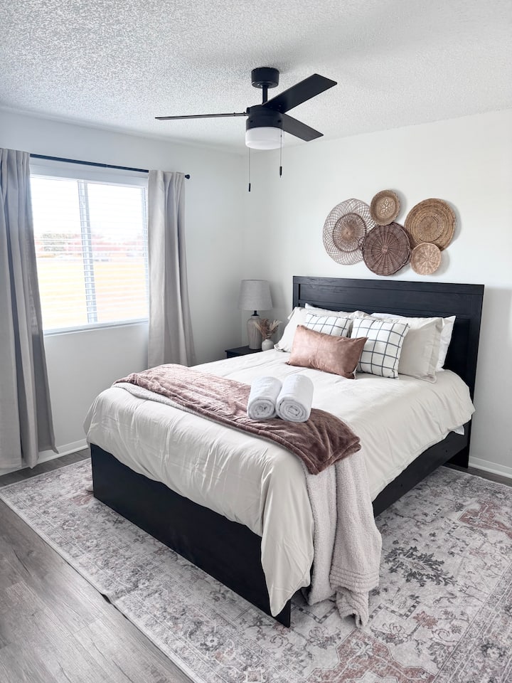 Entrambe le camere da letto sono dotate di tende oscuranti per aiutare a dormire durante il giorno, se necessario.  Questa camera da letto matrimoniale ha un armadio di buone dimensioni, una cassettiera e uno specchio.  L'aria condizionata si trova in questa camera da letto e dispone anche di un ventilatore a soffitto.  