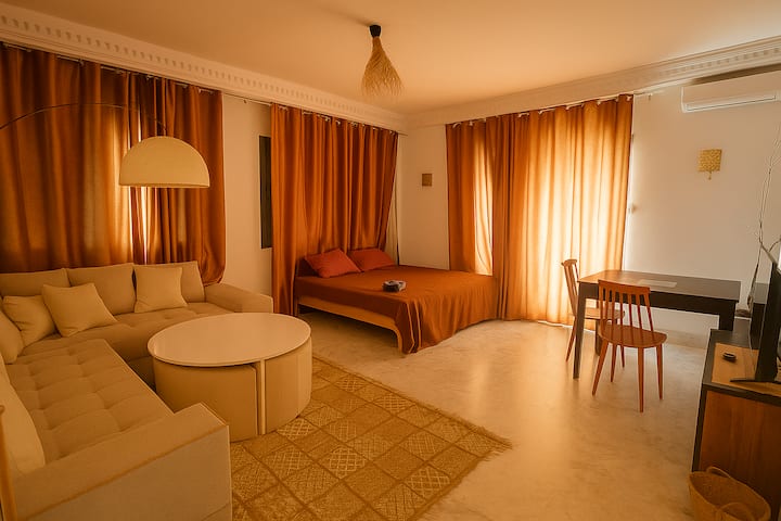 Vaša soba od 42 m² koja je zapravo studio (dnevni boravak, blagovaonski ili radni stol, spavaća soba za dvije osobe) u sobi – s velikom terasom. Imat ☀️ ćete ogroman prostor za sebe i udobnost usporedivu s hotelima s 4 – 5 zvjezdica. 