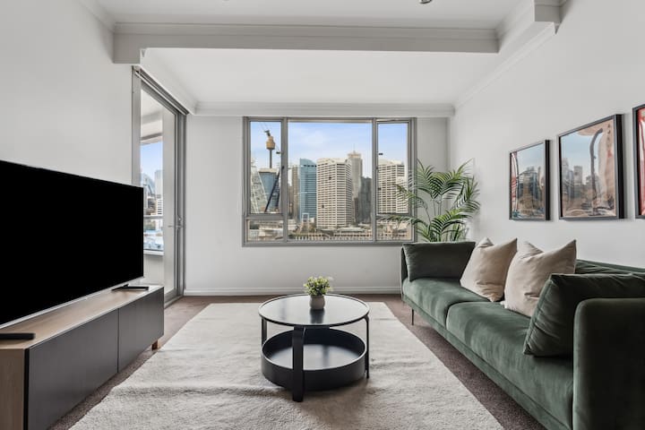 Harbourfront City Views w/ Pool, Parking & More