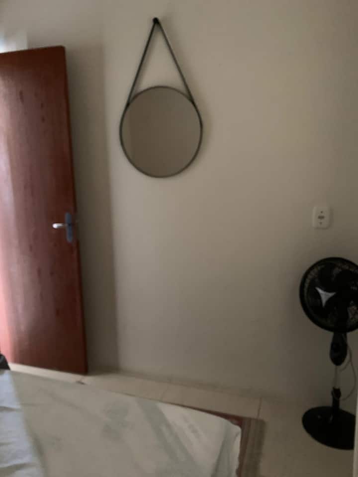 მთავარ საძინებელს ბევრი მზის სინათლე უვსებს, ასევე, აქ არის ვენტილატორი და სარკე.