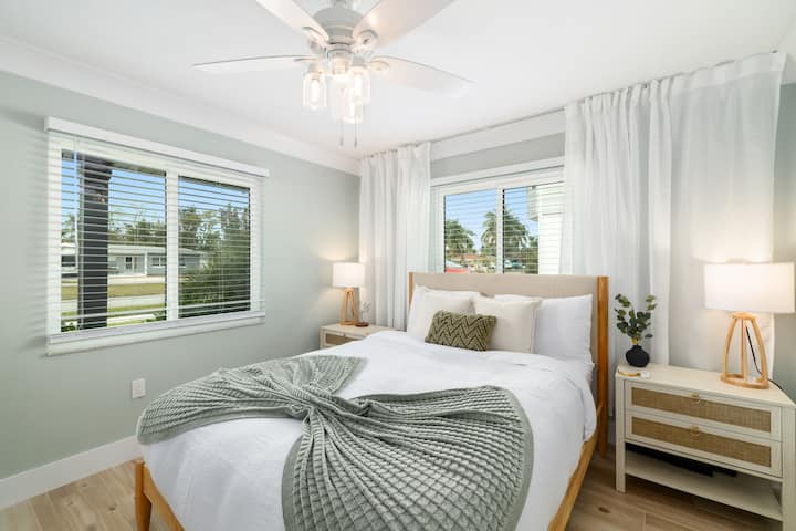 醒来时，您可以欣赏到温柔的阳光和前花园的宁静景色。 我们选择了升级版的标准双人床垫和豪华床上用品，带给您如云般的舒适体验。 非常适合长期住宿或悠闲的早晨。