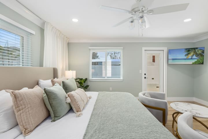 特大床和独立后院入口：
在豪华的加大双人床上醒来，然后进入您的私人围栏庭院。 非常适合享用晨间咖啡或快速、轻松的狗狗休息。 专为舒适和便利而设计的宁静度假胜地。