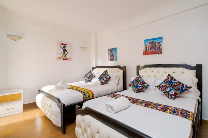 Კომფორტული ორი ორადგილიანი საწოლი ცალკე აივნით ოთახამდე , ცალკე საშხაპე და სარეცხი ოთახი