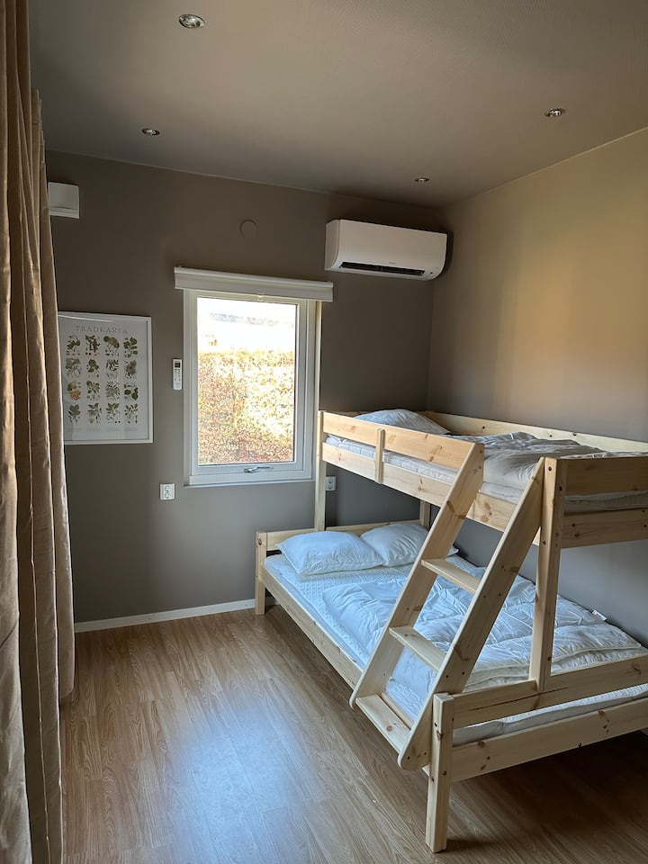 Პატარა საოჯახო სასტუმროში არის ორსართულიანი საწოლი 120 საწოლით ქვემოთ და 80 საწოლი ზემოთ. Უნიტაზი და მინი-სამზარეულო, 