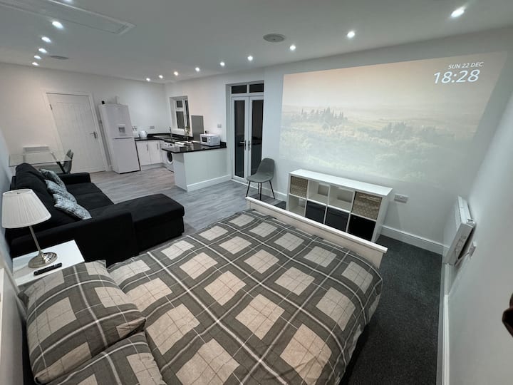 Private Cinema Studio Apartment With Garden. - Basildon