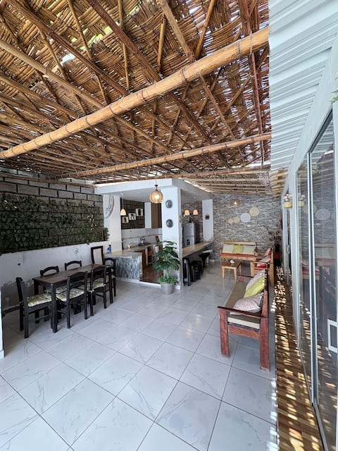 Large house with a perfect location near the sea