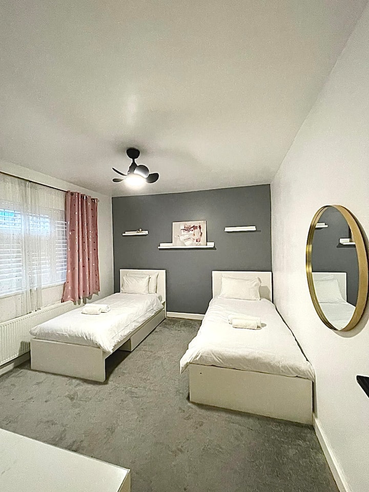 Spacious Twin Room In Cozy Home - Romford