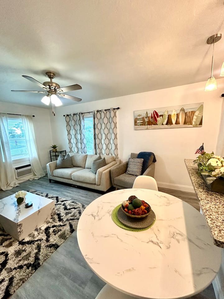 Beautiful 1-bedroom Walk To Beach/restaurants - Fort Pierce, FL