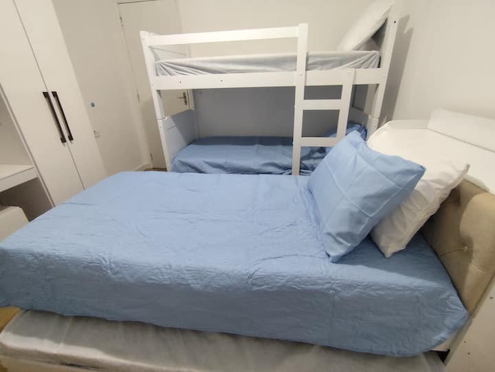 Bweni lenye kitanda 1 cha ghorofa na kitanda 1 cha mtu mmoja kilicho na kitanda cha usaidizi. Ina kabati la nguo na feni ya dari.