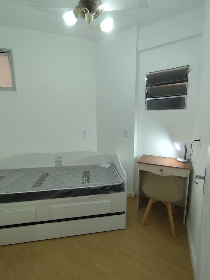 Bweni hili lina kitanda cha sofa, meza ya kujifunza na pia linaweza kutumika kama ofisi. 
Pia ina feni za dari.