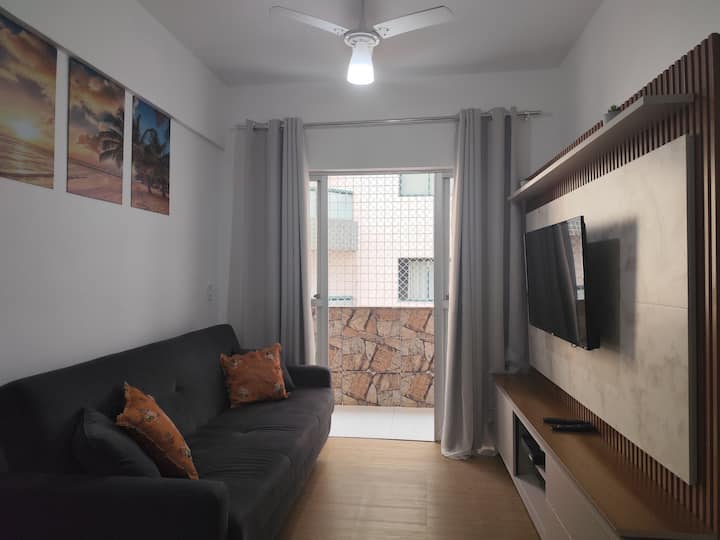 Sebule iliyo na kitanda cha sofa kilicho na kifua, televisheni ya inchi 42 iliyo na chaneli za kebo (kisanduku cha televisheni cha Claro), Wi-Fi 350 MB na NETFLIX.